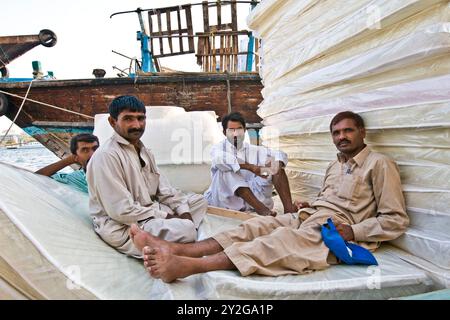 Fragmente des täglichen Lebens in der Nähe des Creek. Pakistanische Seeleute (Dubai - Vereinigte Arabische Emirate) Stockfoto