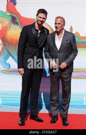 VENEDIG, ITALIEN - 7. SEPTEMBER: Jon Beavers und Regisseur Kevin Costner nehmen am 81 7. September 2024 in Venedig am Roten Teppich Horizon: An American Saga - Chapter 2 Teil. (Foto: Mark Cape/Insidefoto) Stockfoto