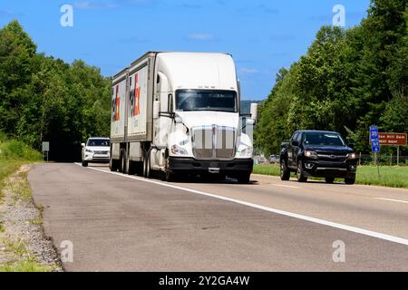 Knoxville, Tennessee, USA – 20. August 2024: Horizontale Aufnahme eines FedEx achtzehn-Wheeler auf dem interstate Highway. Hitzewellen ri Stockfoto