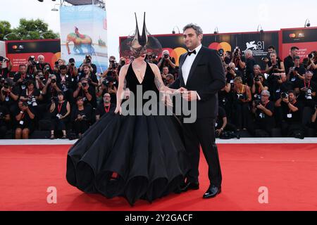 VENEDIG, ITALIEN – 04. SEPTEMBER: Lady Gaga und Michael Polansky nehmen am 81. Internationalen Filmfestival Venedig am 4. September 2024 in Venedig am Roten Teppich „Joker: Folie à Deux“ Teil. (Foto: Mark Cape/Insidefoto) Stockfoto