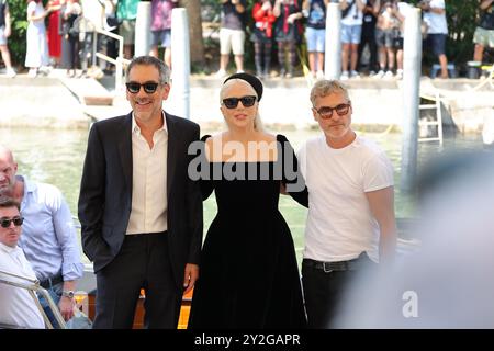 VENEDIG, ITALIEN - 4. SEPTEMBER: Todd Phillips, Lady Gaga und Joaquin Phoenix werden am 4. September 2024 auf dem 81. Internationalen Filmfestival von Venedig in Venedig, Italien, gesehen. (Foto: Mark Cape/nsidefoto) Stockfoto