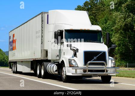 Knoxville, Tennessee, USA – 20. August 2024: Horizontale Aufnahme eines FedEx Ground-achtzehn-Radfahrers, der über einen interstate Highway rollte. Hea Stockfoto