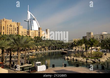 Vereinigte Arabische Emirate. Dubai. Souk Medinat Jumeira und Burj al Arab Stockfoto