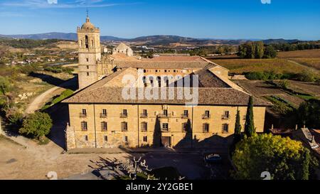 Blick aus der Vogelperspektive auf den architektonischen Komplex Santa María la Real de Irache, ehemaliges Benediktinerkloster in der Stadt Ayegui, Navarra, Spanien. Stockfoto