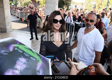 VENEDIG, ITALIEN - 28. AUGUST: Monica Bellucci kommt am 28. August 2024 beim 81. Internationalen Filmfestival von Venedig in Venedig an. (Foto: Mark Cape/Insidefoto) Stockfoto