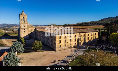 Blick aus der Vogelperspektive auf den architektonischen Komplex Santa María la Real de Irache, ehemaliges Benediktinerkloster in der Stadt Ayegui, Navarra, Spanien. Stockfoto