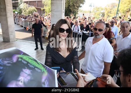 VENEDIG, ITALIEN - 28. AUGUST: Monica Bellucci kommt am 28. August 2024 beim 81. Internationalen Filmfestival von Venedig in Venedig an. (Foto: Mark Cape/Insidefoto) Stockfoto