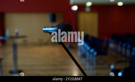 Ein Mikrofon in einem leeren Konzertsaal. Stühle. Stockfoto