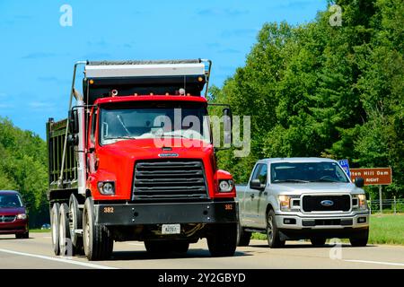 Knoxville, Tennessee, USA – 20. August 2024: Horizontaler Schuss eines schweren Schotterwagens auf einem stark befahrenen interstate Highway. Hitzewellen steigen fr Stockfoto