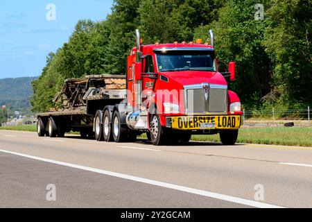 Knoxville, Tennessee, USA – 20. August 2024: Horizontaler Schuss eines schweren Flachbetts, das Metallprodukte auf der interstate transportiert. H Stockfoto