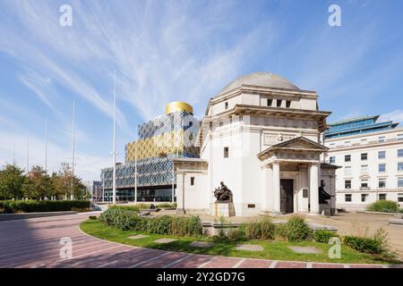 Birmingham, Großbritannien - September 2024: Die Hall of Memory war Memorial and Library of Birmingham am Centenary Square, ein verkehrsfreier Bereich zum Entspannen. Stockfoto