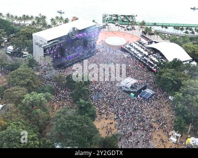 Blick auf die Hauptbühne des Ultra Music Festivals im Zentrum von Miami, Florida. Bayfront Park mit Menschenmenge Stockfoto