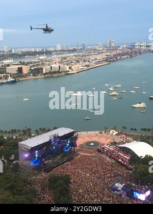 Blick auf die Hauptbühne des Ultra Music Festivals im Zentrum von Miami, Florida. Bayfront Park mit Menschenmenge Stockfoto