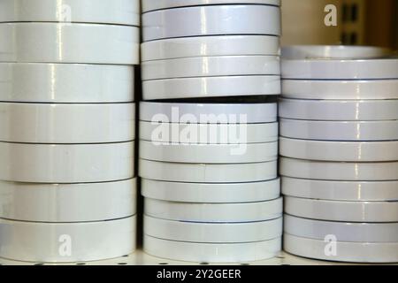 Doppelseitiges Büroband. Scotch Tape im Laden. Schulbedarf, Schreibwaren Zubehör. Farbenfrohe Schreibwaren. Schreibwarenladen. Waren für Büro A Stockfoto