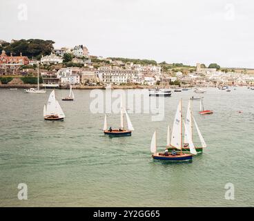 Dinghy Rennen vor Salcombe Harbour in der Salcombe Kingsbridge Mündung, Salcombe, Devon, Großbritannien. Stockfoto