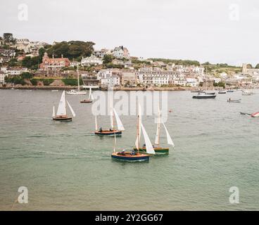 Dinghy Rennen vor Salcombe Harbour in der Salcombe Kingsbridge Mündung, Salcombe, Devon, Großbritannien. Stockfoto