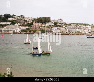 Dinghy Rennen vor Salcombe Harbour in der Salcombe Kingsbridge Mündung, Salcombe, Devon, Großbritannien. Stockfoto