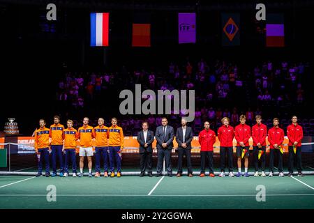 Bologna, Italien. September 2024. Die Tennisnationalmannschaften der Niederlande und Belgiens posierten während des Auftritts der Nationalhymnen vor dem Gruppenspiel des Davis Cup 2024 zwischen den Niederlanden und Belgien in der Unipol Arena am 10. September 2024 in Bologna, Italien. Quelle: Massimiliano Donati/Alamy Live News Stockfoto