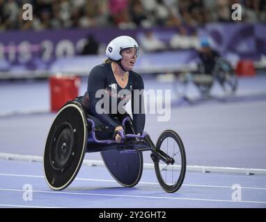 Hannah Cockroft aus Großbritannien trat 800 am 7. September 2024 bei den Paralympischen Sommerspielen 2024 in Paris im Stade de France an Stockfoto