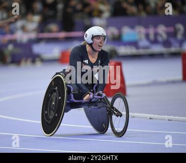 Hannah Cockroft aus Großbritannien trat 800 am 7. September 2024 bei den Paralympischen Sommerspielen 2024 in Paris im Stade de France an Stockfoto