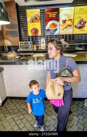 Rom Italien, Piazza di Spagna, Spanish Square plaza, McDonald's Fast Food, Hamburger Restaurant, Inneneinrichtung, McCafe Theke, Mutter Sohn Junge, italienische Europ Stockfoto