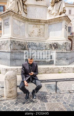 Rom Italien, Piazza di Spagna, spanischer Platz plaza, Säule der Unbefleckten Empfängnis Colonna dell'Immacolata Concezione, Geschäftsmann sitzend, r Stockfoto