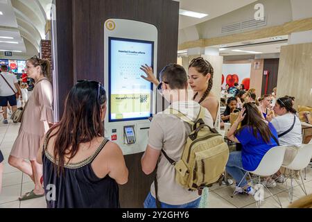 Rom Italien, Piazza di Spagna, Spanish Square plaza, McDonald's Fast Food, Hamburger Restaurant, Inneneinrichtung, Mann Frau Paar, interaktive Touch-Funktion Stockfoto