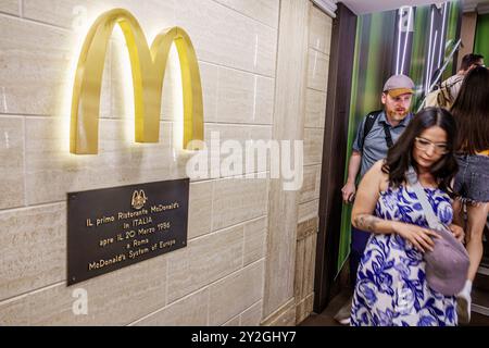 Rom Italien, Piazza di Spagna, spanischer Platz plaza, McDonald's Fast Food, Hamburger Restaurant, innen innen, goldene Bögen Logo, Gedenktafel zuerst, IT Stockfoto