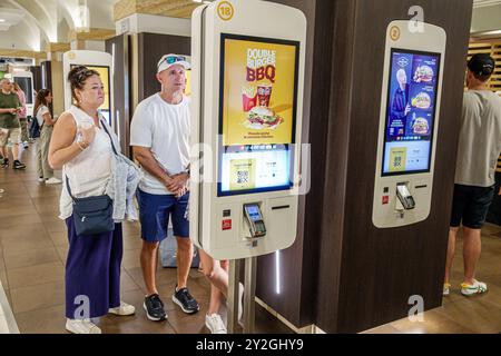 Rom Italien, Piazza di Spagna, Spanish Square plaza, McDonald's Fast Food, Hamburger Restaurant, Inneneinrichtung, Mann Frau Paar, interaktive Touch-Funktion Stockfoto