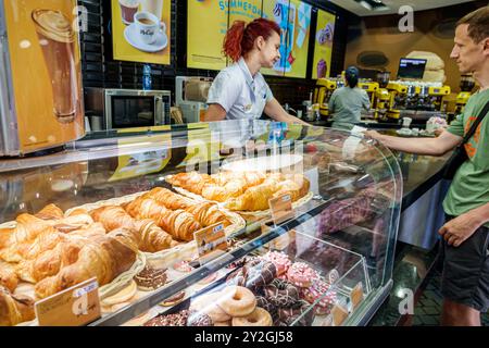 Rom Italien, Piazza di Spagna, Spanish Square plaza, McDonald's Fast Food, Hamburger Restaurant, Inneneinrichtung, McCafe Theke, Croissants Donuts, Stockfoto