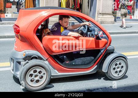 Rom Italien, Via del Parlamento, Renault Twizy, zweisitziges Elektro-Mikroauto, Auto Fahrzeug, Mann fahren, Italienisch Europa Europäische EU, Besucher reisen nach Stockfoto