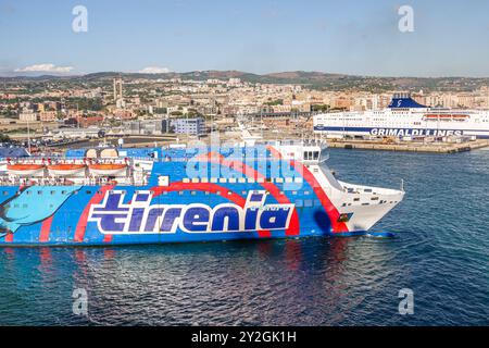 Civitavecchia Italien, Mittelmeer, Civitavecchia Hafen von Rom, Tirrenia Athara Fähre, Grimaldi Lines, HSF Kreuzfahrt Bonaria, Hochgeschwindigkeitsfähre, italienischer Euro Stockfoto