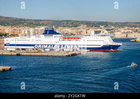 Civitavecchia Italien, Mittelmeer, Civitavecchia Hafen von Rom, Grimaldi Linien, HSF Kreuzfahrt Bonaria, Hochgeschwindigkeitsfähre, City Skyline, Italienisch Europa Europa Stockfoto