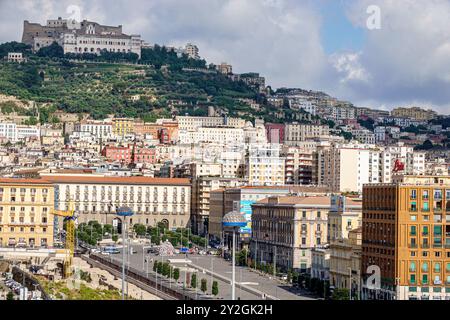 Neapel Neapel Italien, Piazza Municipio, plaza Square, Palazzo San Giacomo, Palast im neoklassizistischen Stil Rathaus, Castel Nuovo Maschio Angioino, mittelalterliche Burg Stockfoto