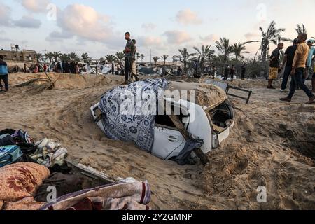 Khan Younis, Gaza. September 2024. Palästinenser inspizieren den Standort nach israelischen Angriffen auf ein Zeltlager für Vertriebene im Gebiet Al-Mawasi in Khan Younis im südlichen Gazastreifen am Dienstag, den 10. September 2024. Mindestens 40 Palästinenser wurden am frühen Dienstag bei israelischen Luftangriffen auf ein Zeltlager in Khan Younis im südlichen Gazastreifen getötet und mehrere weitere verletzt. Der Angriff hinterließ ein 9 Meter tiefes Loch in der Gegend. Foto: Abid AlRahim Al-Khatib/UPI Credit: UPI/Alamy Live News Stockfoto