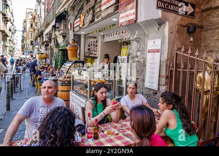 Neapel Neapel Italien, Via dei Tribunali, Vater Mutter Teenager Mädchen Töchter Familie, Essen im Freien, Fußgängerzone, Trattoria da Carmine Restaurant, Ita Stockfoto
