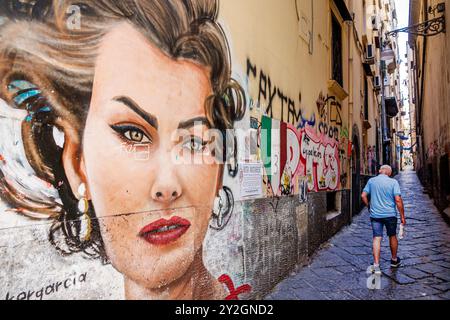 Neapel Neapel Italien, Vico Purgatorio Ad Arco, Wandgemälde der Schauspielerin Sophia Loren, Fußgängerzone, man Resident Walking, Italienisch Europa Europäische EU, Besucher trave Stockfoto