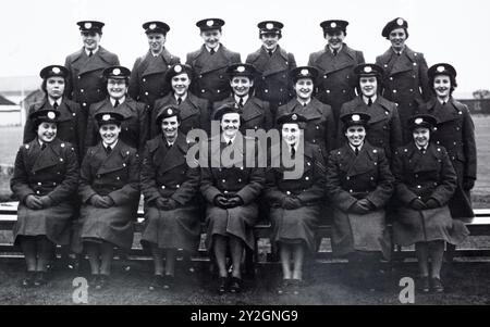 Eine Gruppe von Luftfrauen in der Royal Air Force der Frauen mit Staffeloffizier Diana von Donop (erste Reihe, Mitte) um 1950. Stockfoto