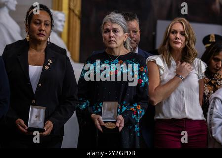 Washington, Usa. September 2024. Die Familien von dreizehn Mitgliedern des US-Militärdienstes, die am 26. August 2021 in Kabul, Afghanistan, getötet wurden, erhalten am Dienstag, den 10. September 2024, im US-Kapitol in Washington, DC die Goldmedaillen des Kongresses. Foto: Anna Rose Layden/UPI Credit: UPI/Alamy Live News Stockfoto