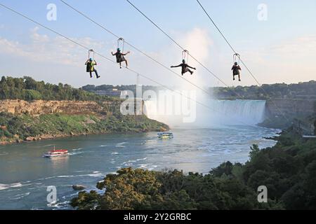 Touristen genießen im Sommer eine Seilrutsche an den Niagarafällen, Kanada Stockfoto