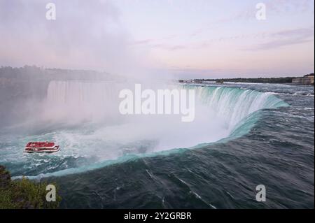 Luftaufnahme der Horseshoe Falls einschließlich Hornblower Boat, das auf dem Niagara River, an der kanadischen und der US-amerikanischen Grenze segelt Stockfoto