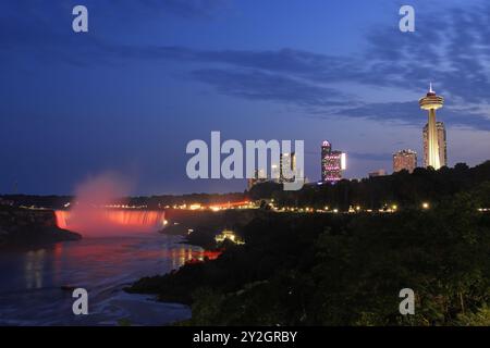 Blick aus der Vogelperspektive auf die Horseshoe Falls in der Abenddämmerung und den Niagara River, Kanada und USA natürliche Grenze Stockfoto