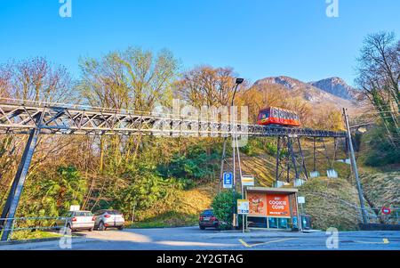 LUGANO, SCHWEIZ - 22. MÄRZ 2022: Mit der Seilbahn des Monte San Salvatore fährt das moderne Viadukt über den Berghang Lugano, Stockfoto