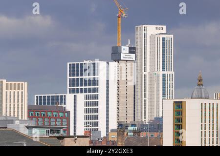 Blick auf die hohen Gebäude des Arena Quarter im Stadtzentrum von Leeds. Yorkshires neuestes höchstes Gebäude, Cirrus Point, wird derzeit gebaut Stockfoto