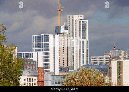 Blick auf die hohen Gebäude des Arena Quarter im Stadtzentrum von Leeds. Yorkshires neuestes höchstes Gebäude, Cirrus Point, wird derzeit gebaut Stockfoto