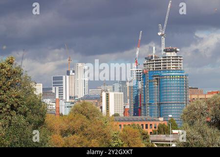 Ein Blick auf den im Bau befindlichen Triangle Yard in Leeds mit den Gebäuden des Arena Quarter im Hintergrund Stockfoto