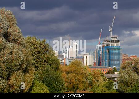 Ein Blick auf den im Bau befindlichen Triangle Yard in Leeds mit den Gebäuden des Arena Quarter im Hintergrund Stockfoto