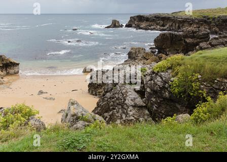 Kantabrien, Spanien, Strand Playa de RIS in der Stadt Noja, mit Karstformationen und mehreren kleinen Inseln vor der Küste Stockfoto