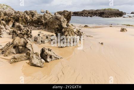 Kantabrien, Spanien, Strand Playa de RIS in der Stadt Noja, mit Karstformationen und mehreren kleinen Inseln vor der Küste Stockfoto