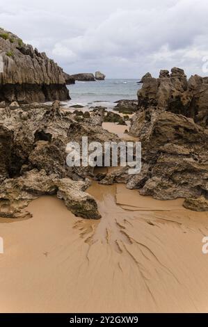 Kantabrien, Spanien, Strand Playa de RIS in der Stadt Noja, mit Karstformationen und mehreren kleinen Inseln vor der Küste Stockfoto